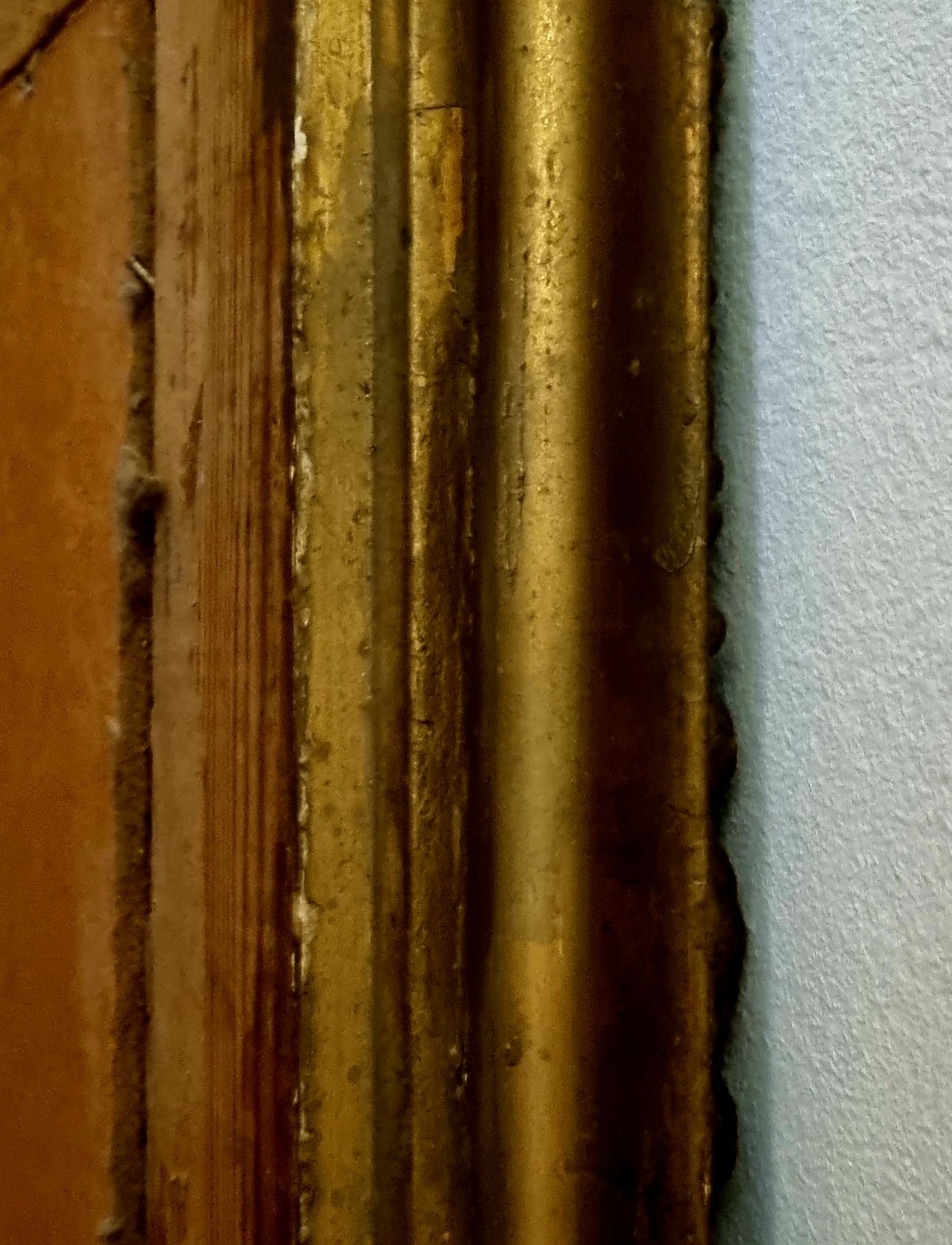 Zabytkowe duże lustro w drewnianej złotej ramie