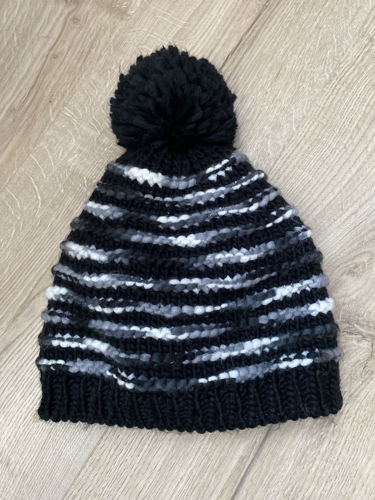 Zimowa czapka z pomponem na polarze jak nowa