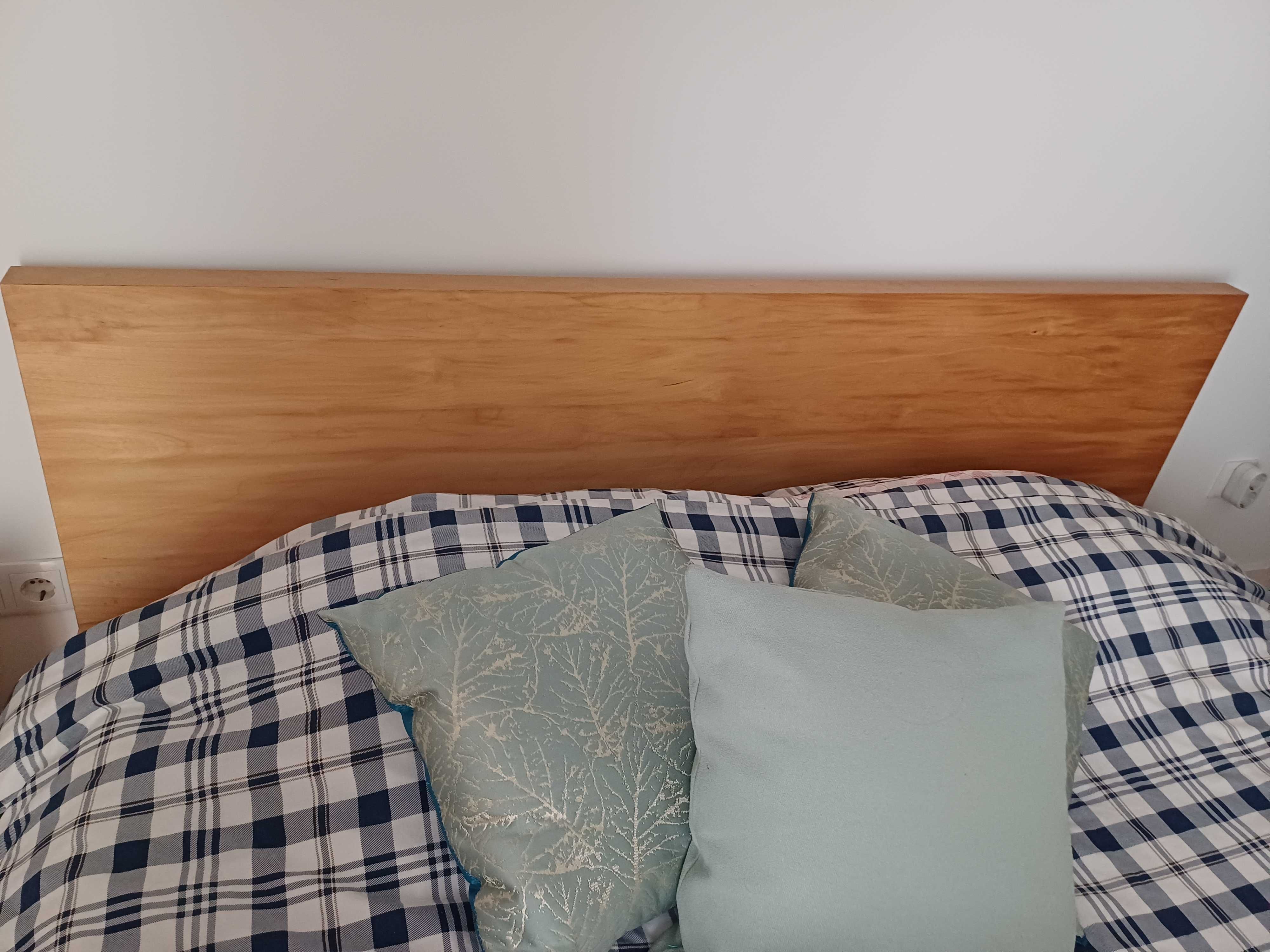 Quarto jovem com cama de casal, colchão e mesinha cabeceira