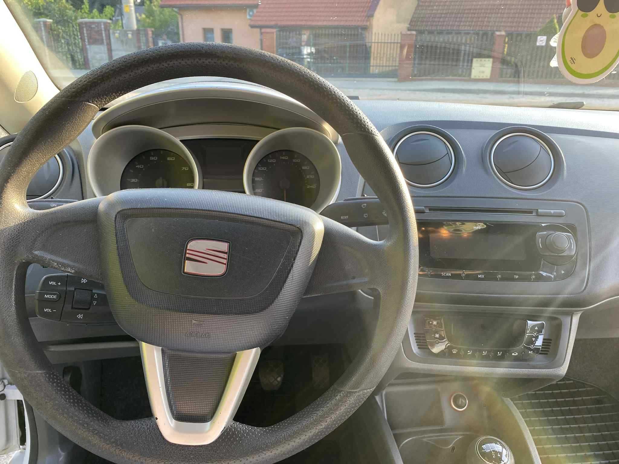 Seat Ibiza biały 1.4 benzyna 2009r klimatyzacja tempomat