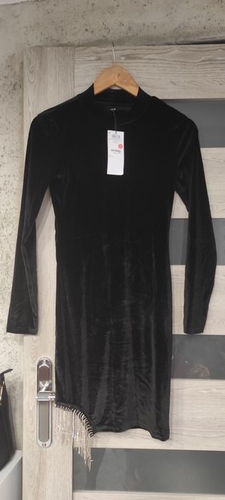 Czarna welurowa sukienka Sinsay S