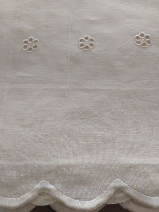 Toalha  de mesa em linho com bordado.