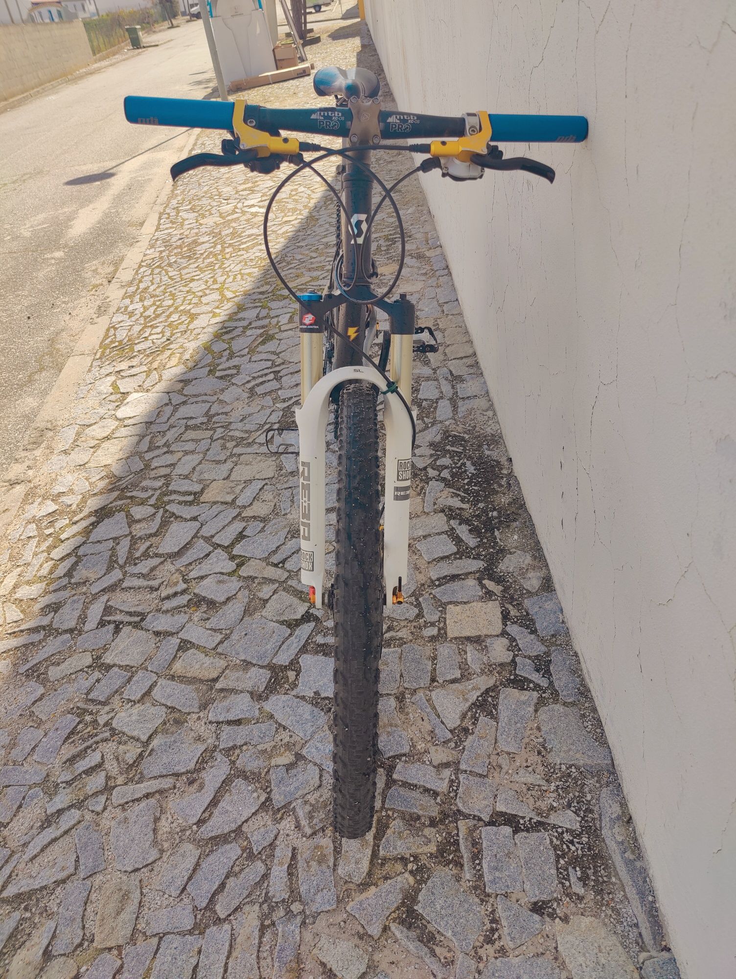 Bicicleta BTT equipada