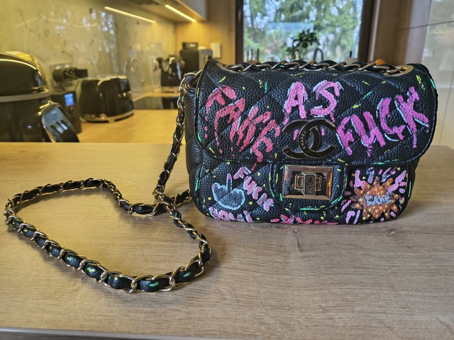 Torebka mała Chanel na ramię czarna z napisami