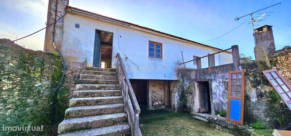 Casa para Recuperar em Braga, Ideal para Investimento