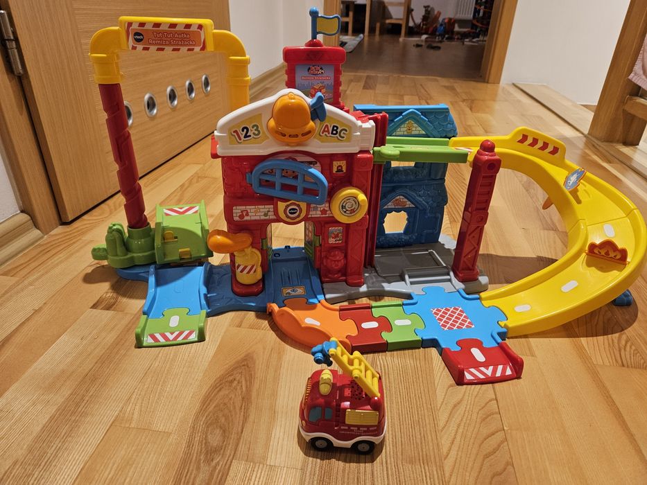 Remiza strażacka, ciuchcia FISHER-PRICE