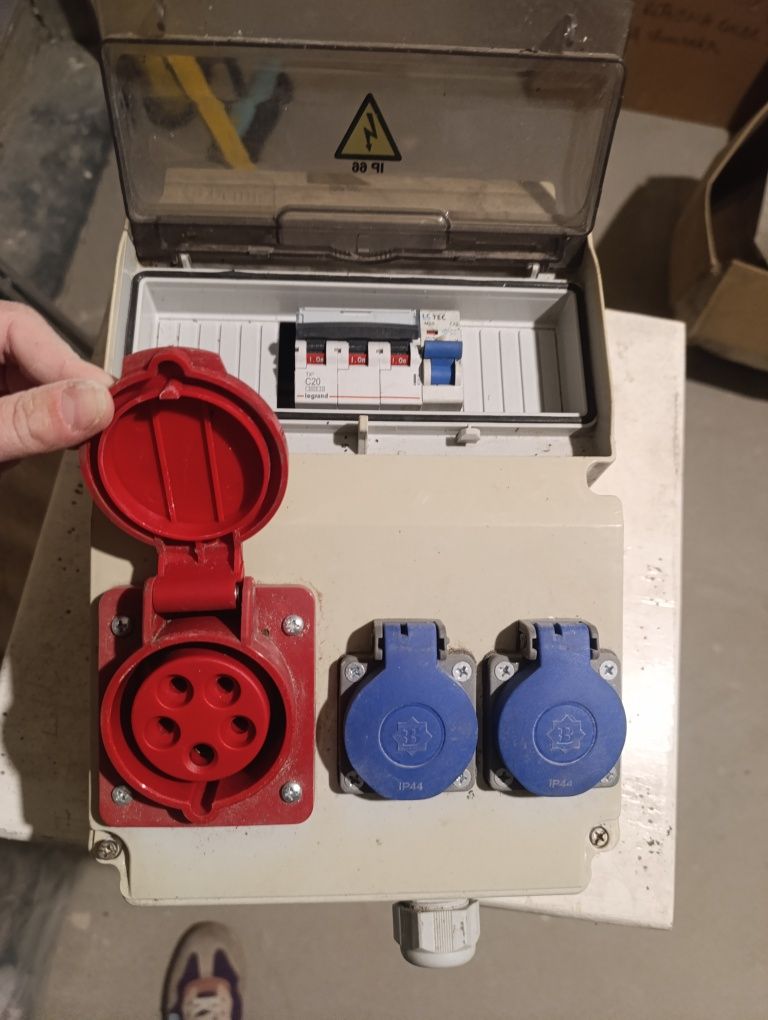 Rbetka skrzynka elektryczna budowlana