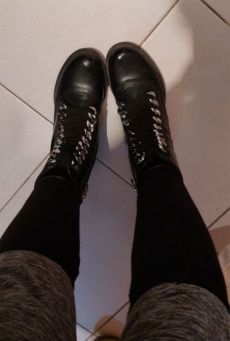 Botas em pele pretas