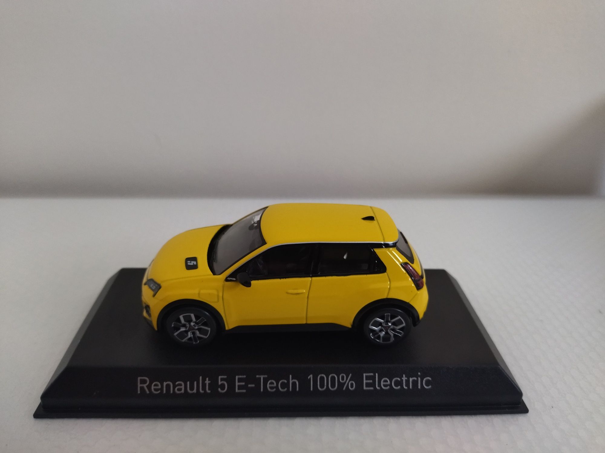 Miniatura Renault 5 E-Tech Nova 1/43