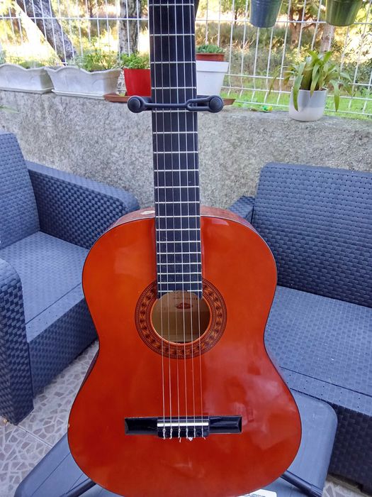 Violão com suporte e capa protetora