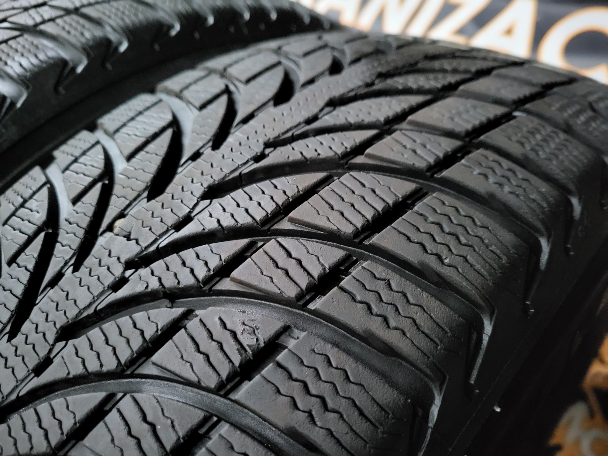 Opony zimowe 235/60/18 Michelin 6/6,5mm