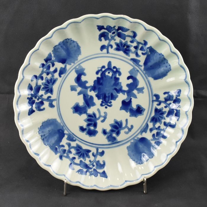 Prato Porcelana da China dec. Azul e Branco, bordo gomado, República