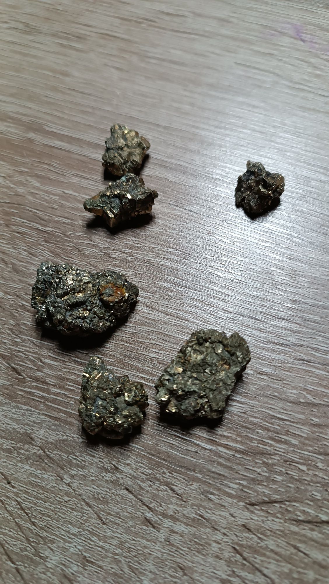 Пірит з кусочками золота