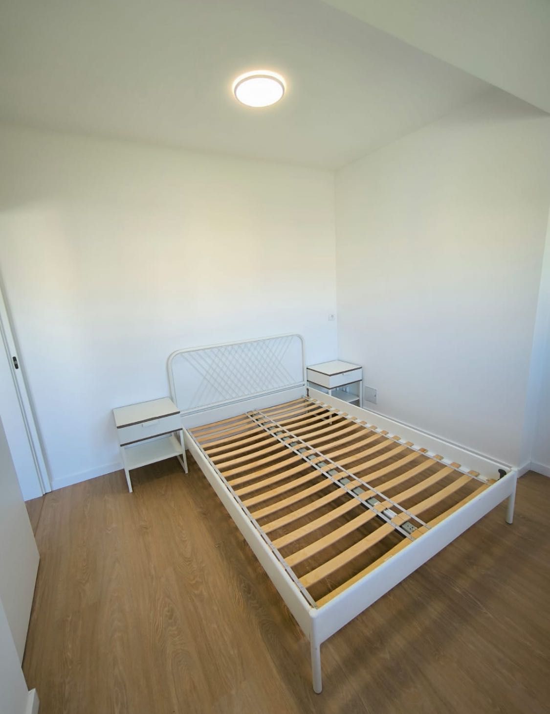 Cama em ferro + oferta de 2 mesinhas de cabeceira