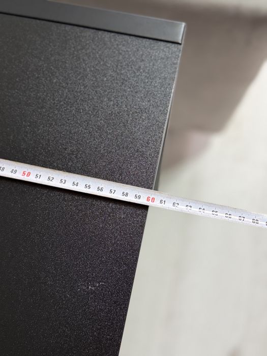 Czarne, metalowe biurko