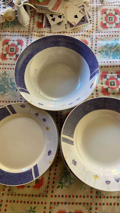 loiça pratos e uma tigela em bom estado quem a quiser e sua