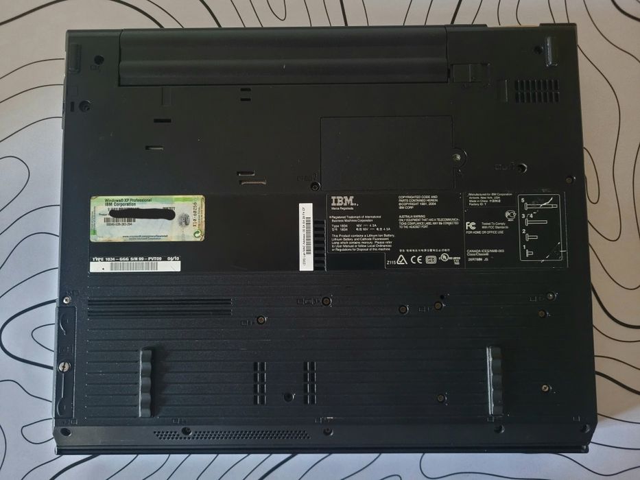 Retro laptop IBM ThinkPad R50e