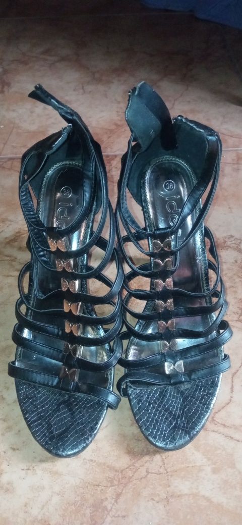 Sapatos de salto alto