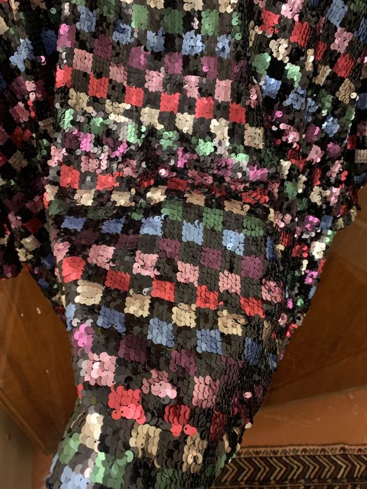 Святкова, блискуча сукня в паєтках