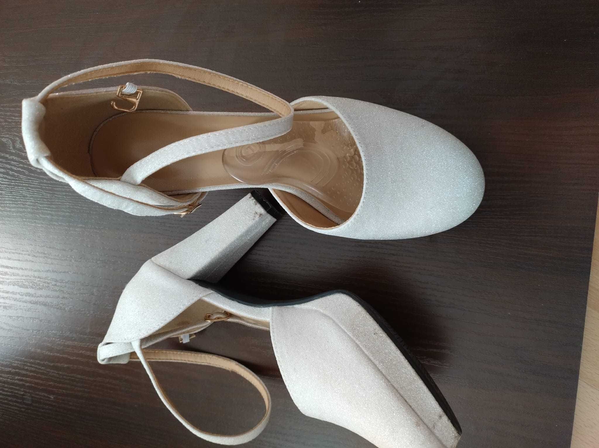 Buty białe brokatowe
