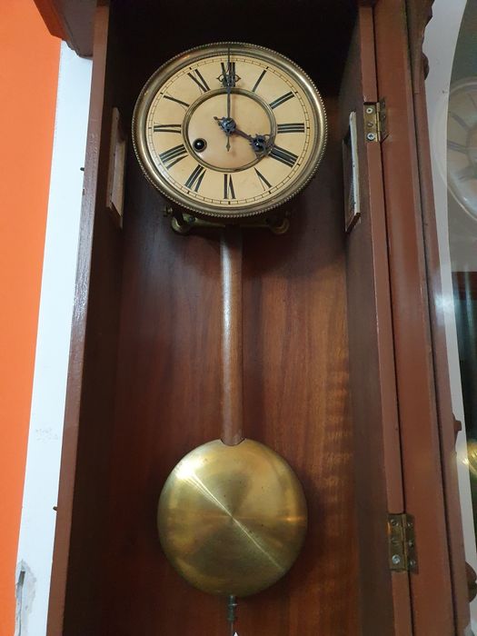 Grande relógio antigo mecânico