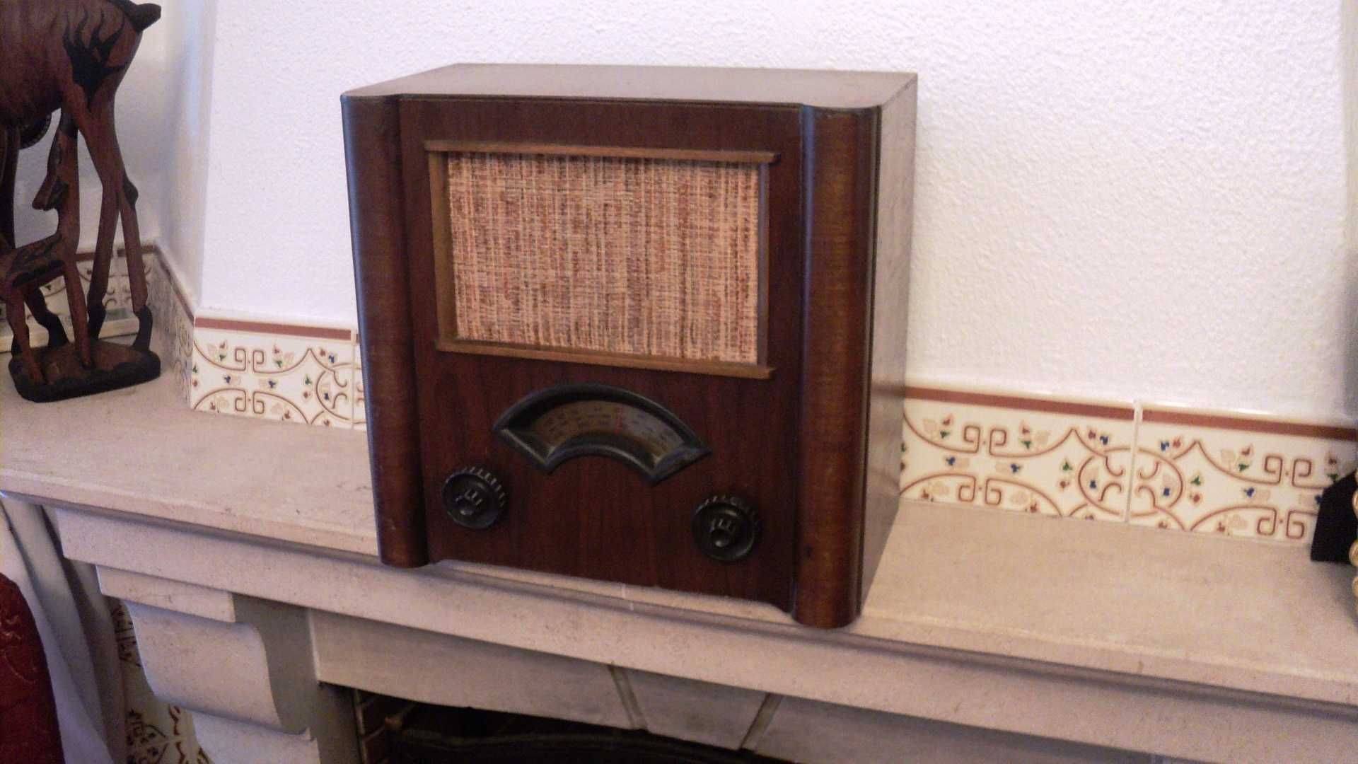 Radio antigo de madeira dos anos 70