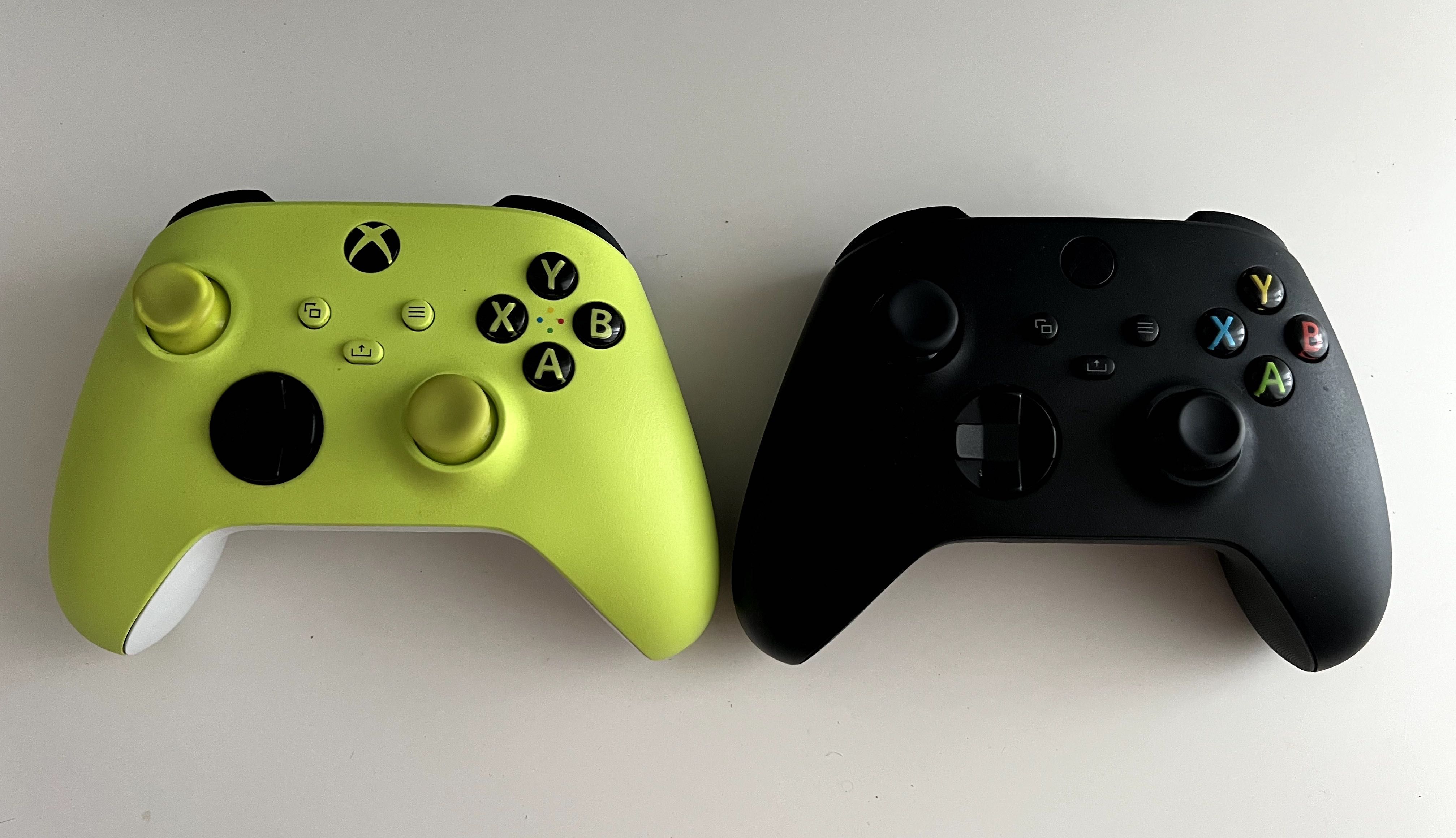 Xbox Series X com 2 comandos e base de carregamento