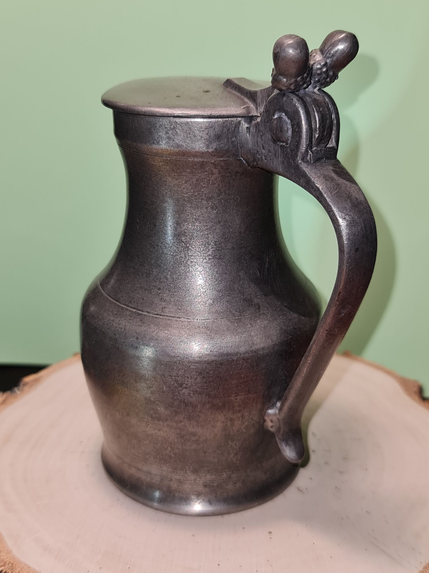 Stary cynowy dzban z pokrywką - dąb - żołędzie (15cm)