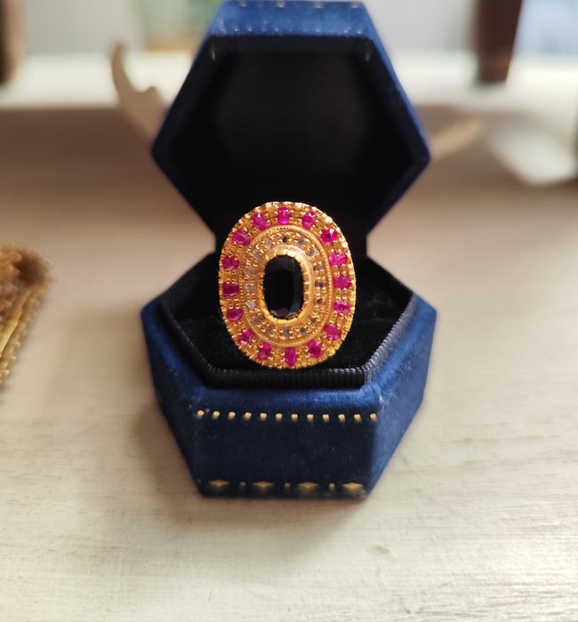 Anel Retro em ouro 9 K e pedras naturais.