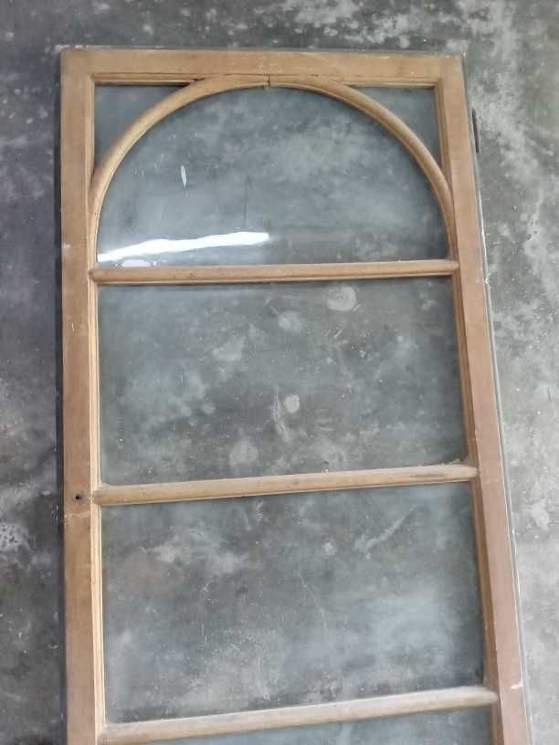 Cabeceira de cama e  porta antiga