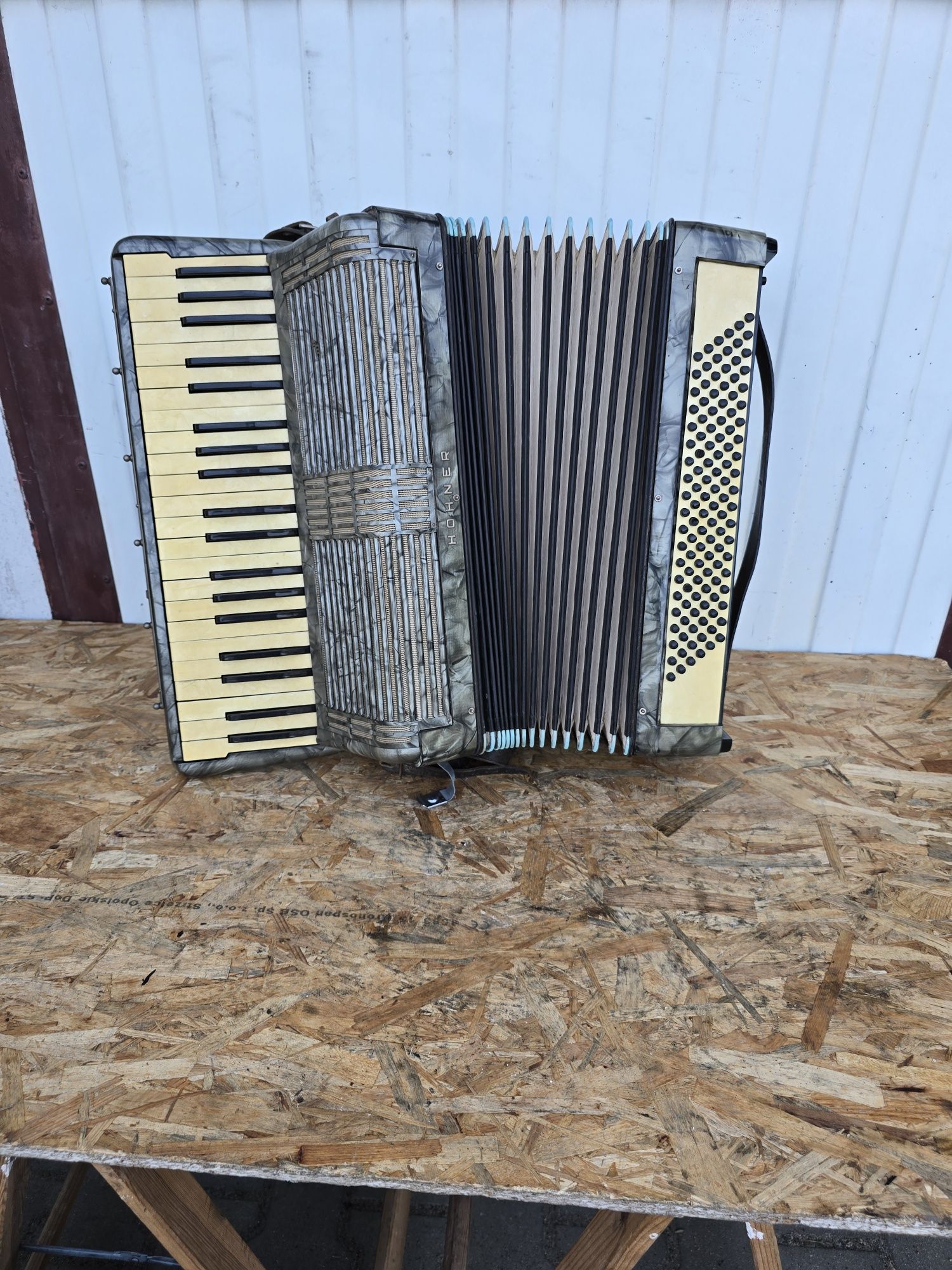 Akordeon Hohner 120 basów.