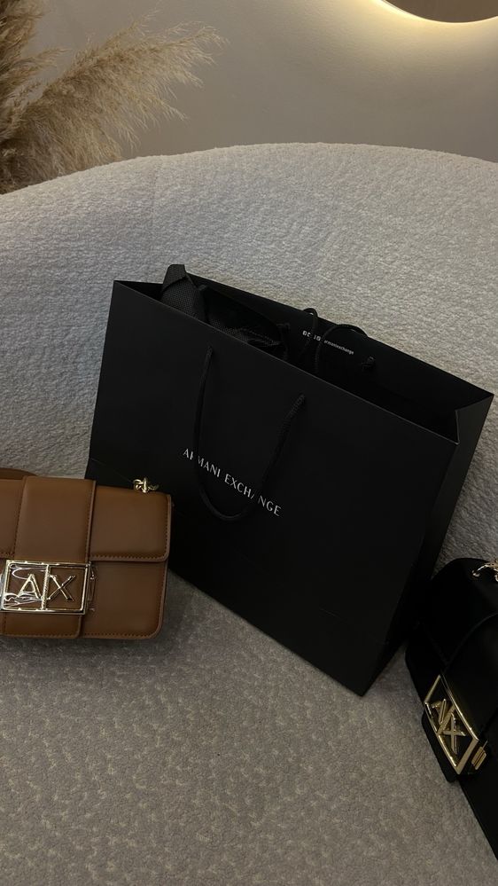 Сумочка бренду Armani Exchange в наявності чорна та коричнева