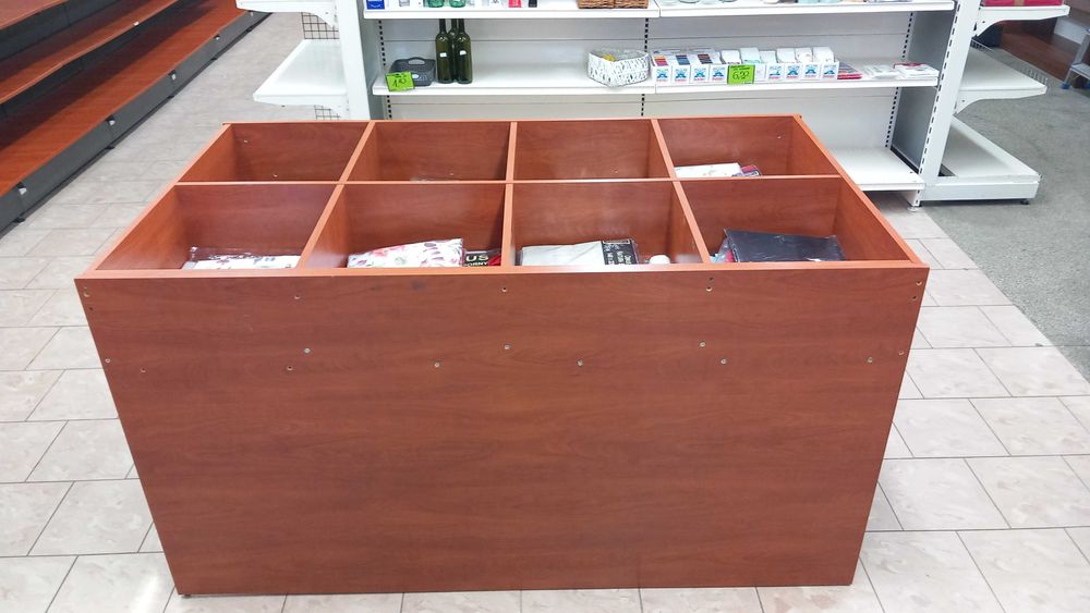 Drewniany regał ekspozycyjny z przegrodami