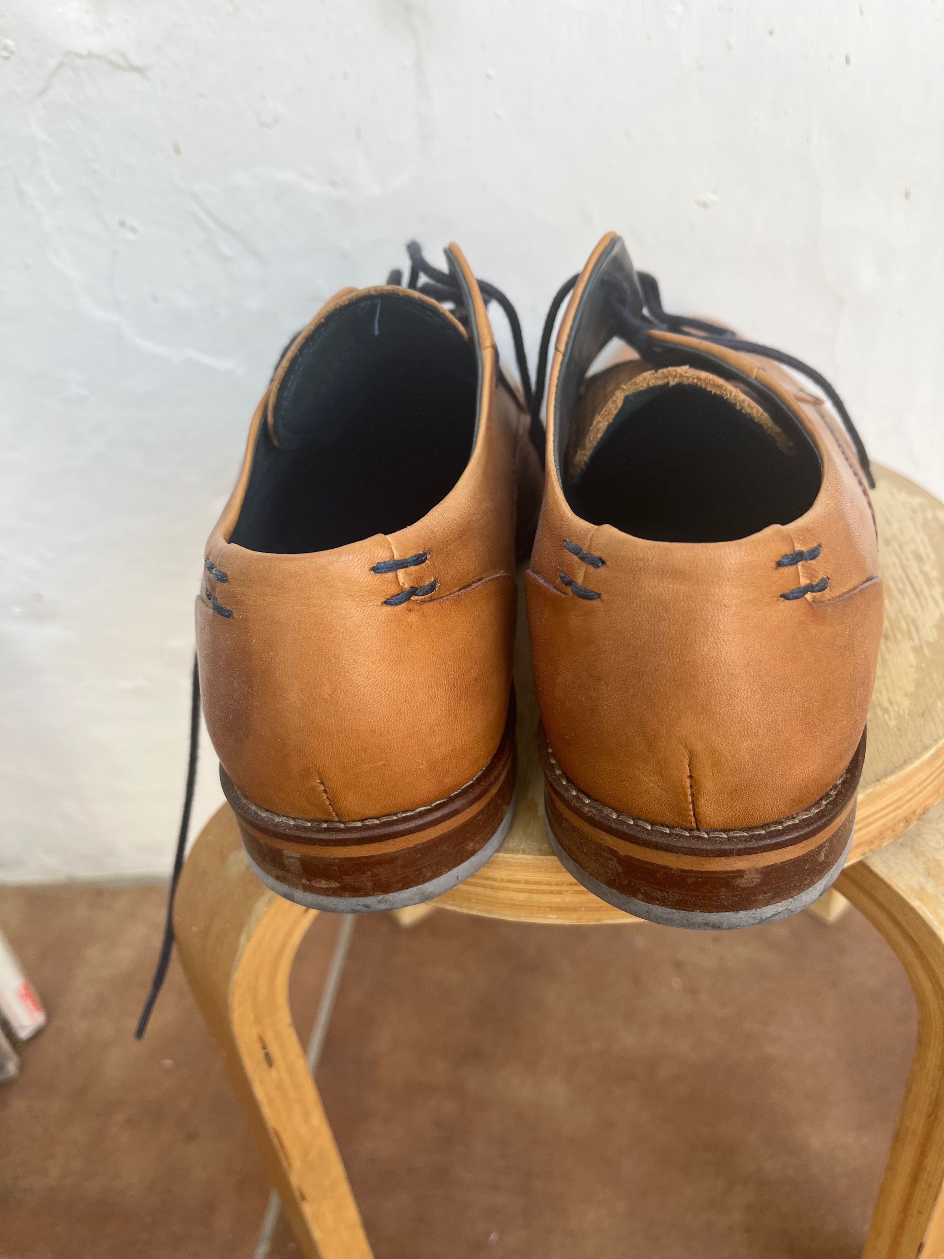 Par de sapatos em cabedal