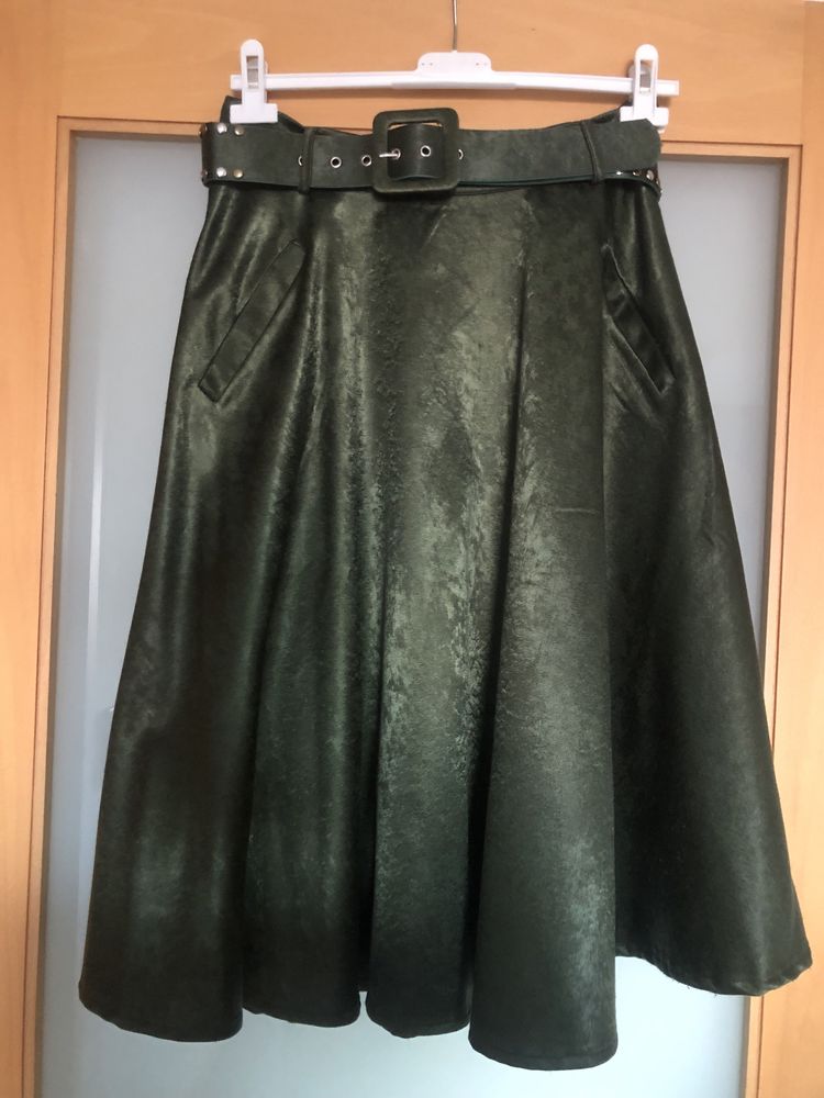 Saia de veludo com cinto verde