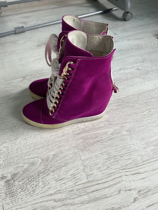 Sneakersy na koturnie zamszowe złote logo Bocci