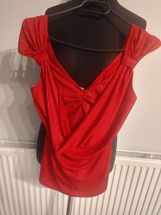 Czerwona bluzka z połyskiem