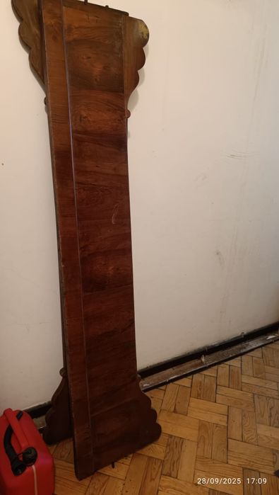 Cama antiga de solteiro e meio.