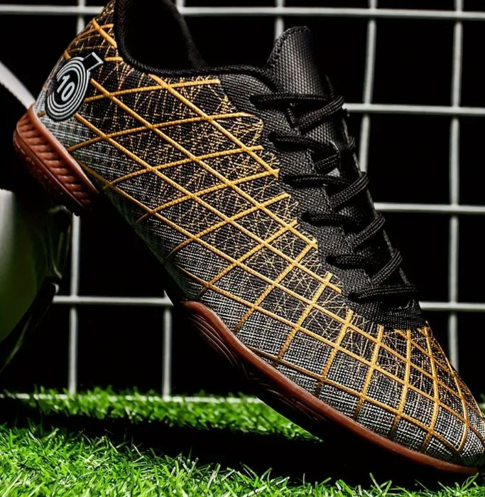 Футбольне взуття: бутси, футзалки, сороконіжки