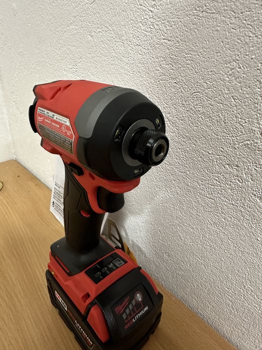 Акумуляторний ударний шуруповерт (імпакт) Milwaukee 2953-20 M18 Fuel