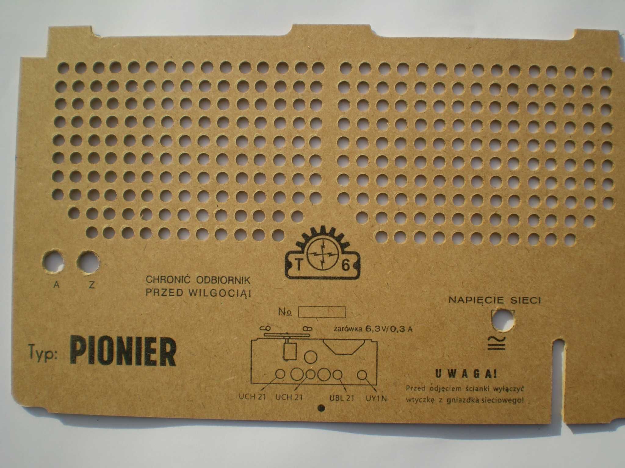 Tylna ścianka radia Pionier w bakelitowej obudowie
