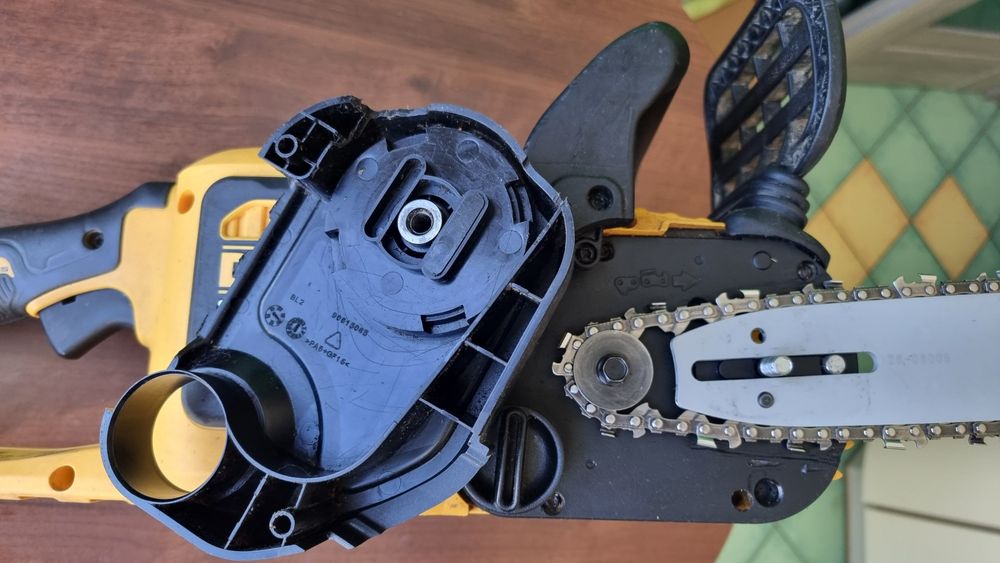 Pilarka DEWALT DCM 575