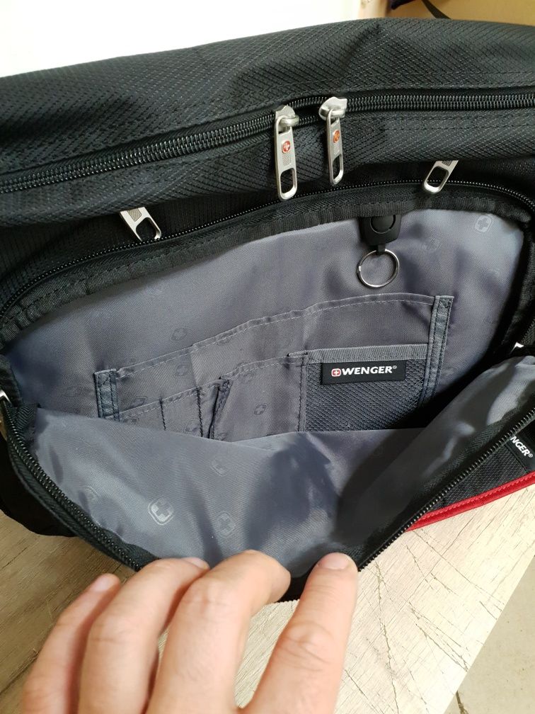 Torba na ramię na pasku z przegrodą na laptopa Wenger