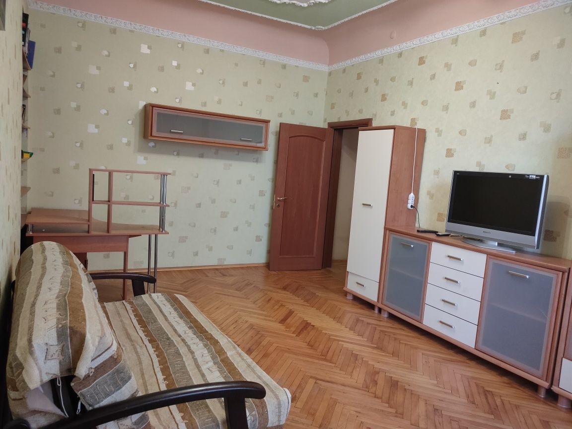 Продам Чайковская, 25 а.,2 комнатная в центре Харькова.