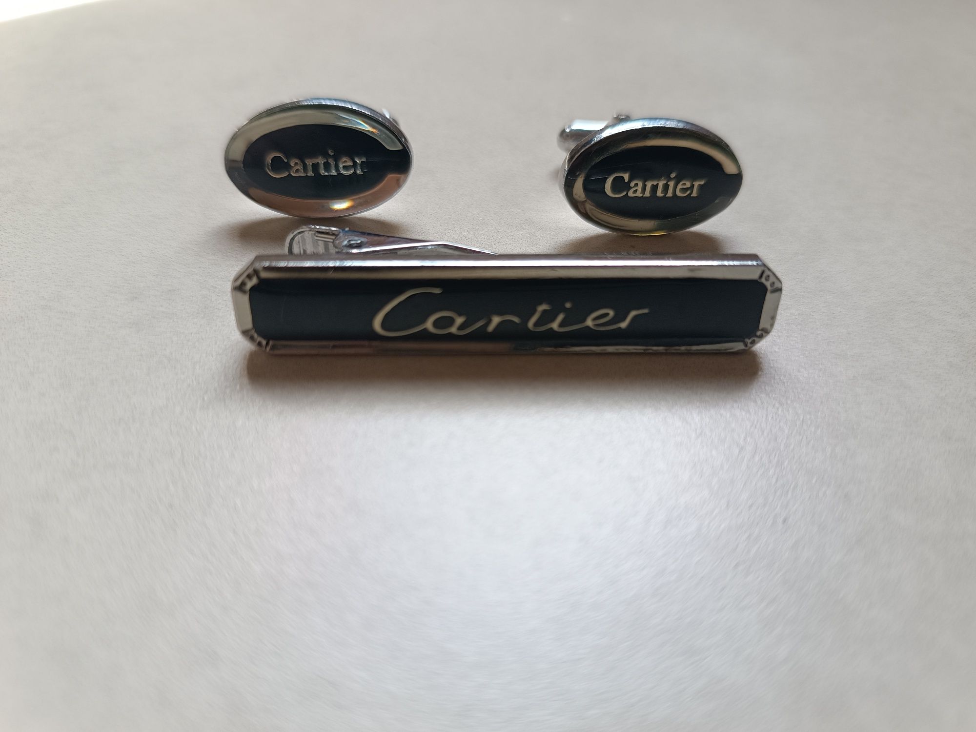 продам набор запонки и зажим для галстука Cartier