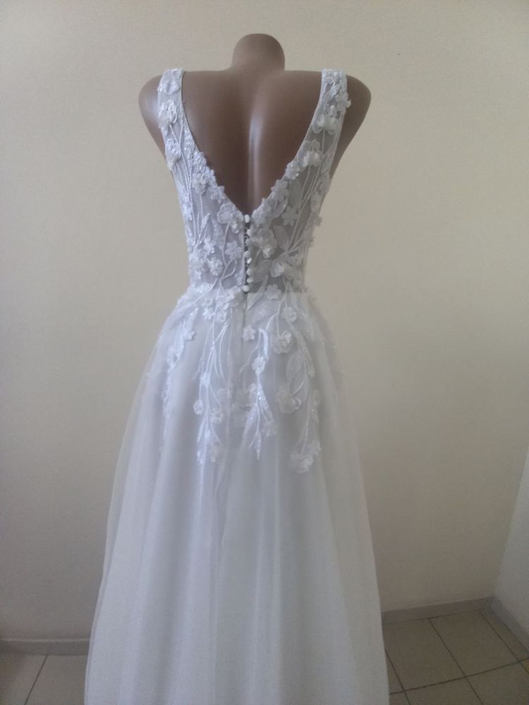 Свадебное платье со шлейфом.Размер 40-42! + кольца для платья.