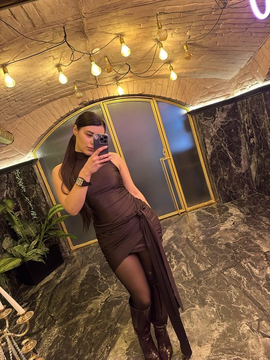 Коричнева атласна сукня с