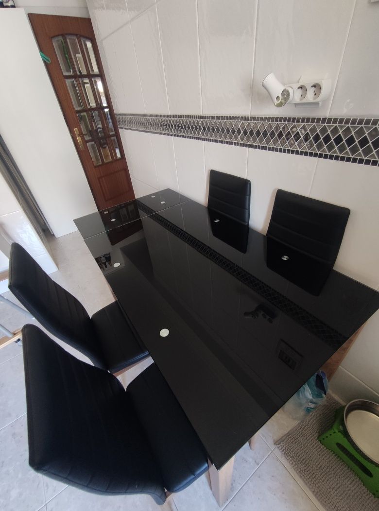 Mesa de Vidro+6 Cadeiras