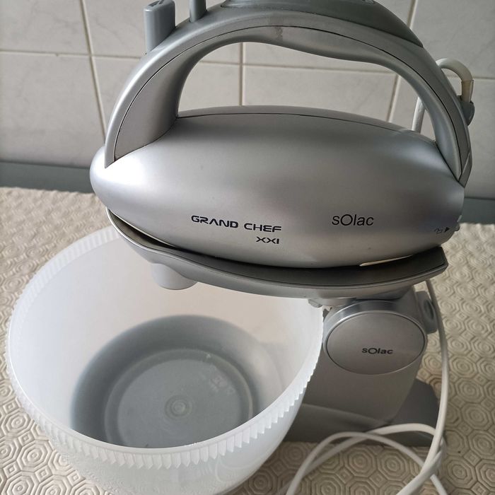 Batedeira com taça rotativa