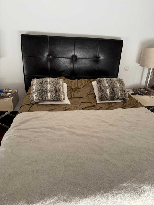 Cama, Candeeiro(s), Espelho e Chaise Longue de Couro Preto